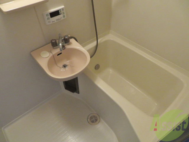 バス・シャワールーム　浴室はこちらのユニットバスになりますねー。