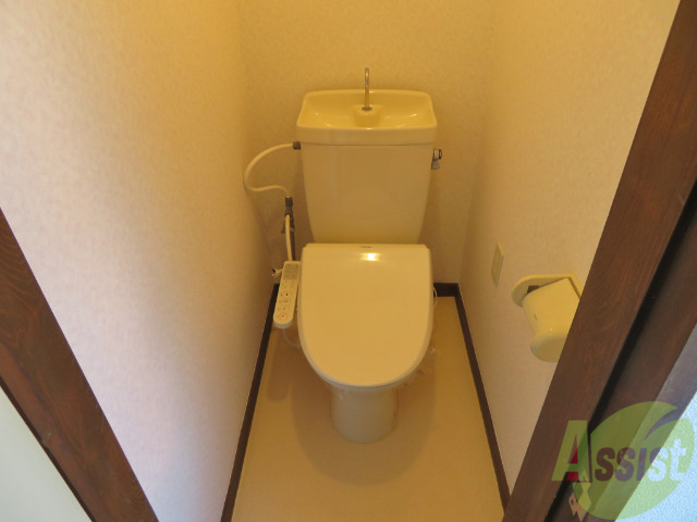 トイレ　トイレはこちらウォシュレット付きでうれしいですね