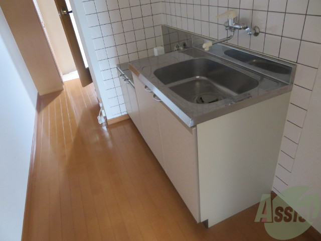 キッチン　シンプルなキッチンです。一人暮らしにはちょうどいいサイズ。