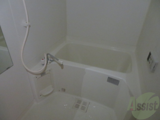 バス・シャワールーム　バスルームは狭すぎず、シャワーも浴びやすそうです。