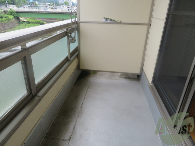 バルコニー　バルコニー。洗濯物がはかどりそうな広さがありますよ。