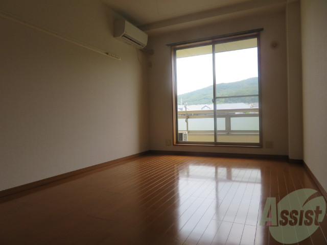 居室・リビング　８帖の洋室です。広々として、きれいですね。