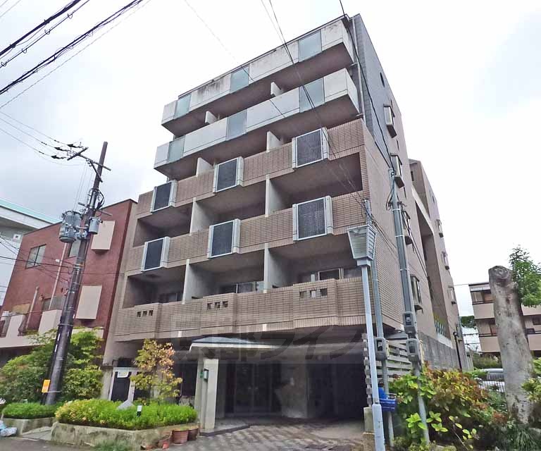 京都市上京区三丁町のマンションの建物外観