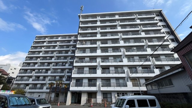 豊中市岡上の町のマンションの建物外観