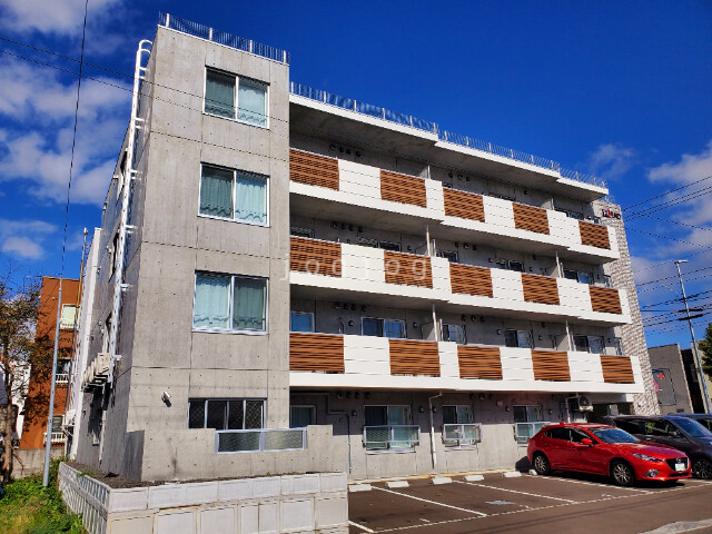 札幌市中央区南二十三条西のマンションの建物外観