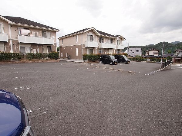 【フィオーレ長行東二番館の駐車場】