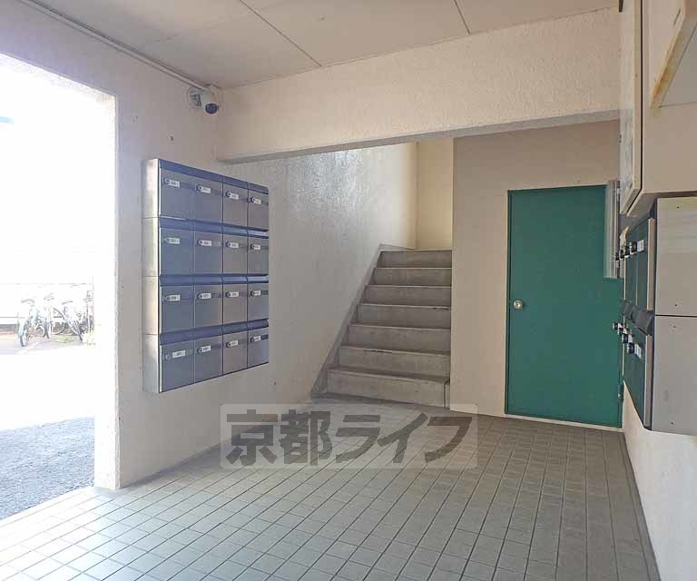 【京都市左京区松ケ崎小竹薮町のマンションのエントランス】