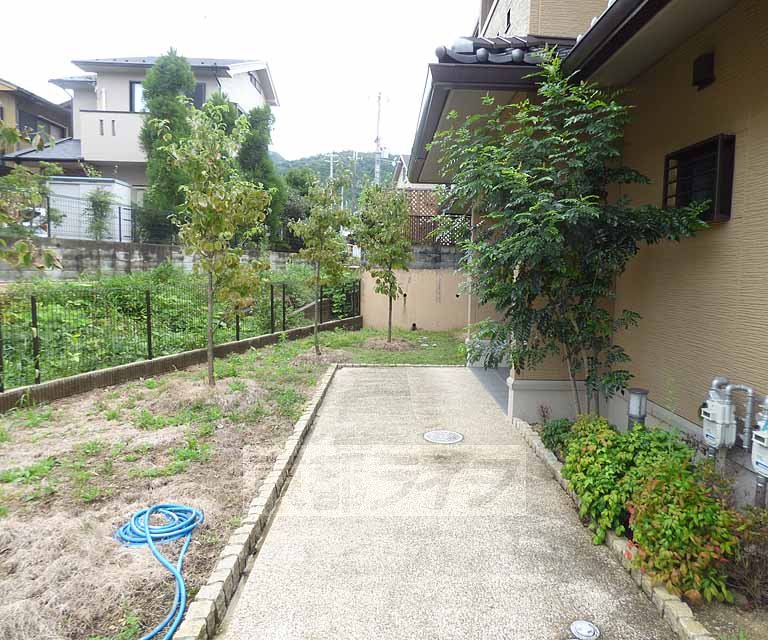 【京都市左京区岩倉花園町のアパートのエントランス】