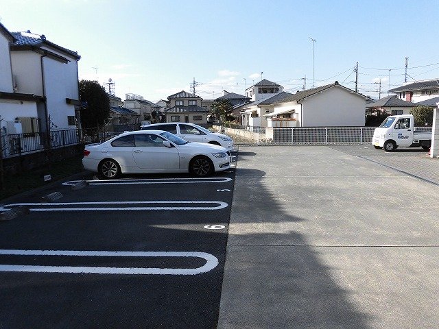 【福生市大字熊川のマンションの駐車場】