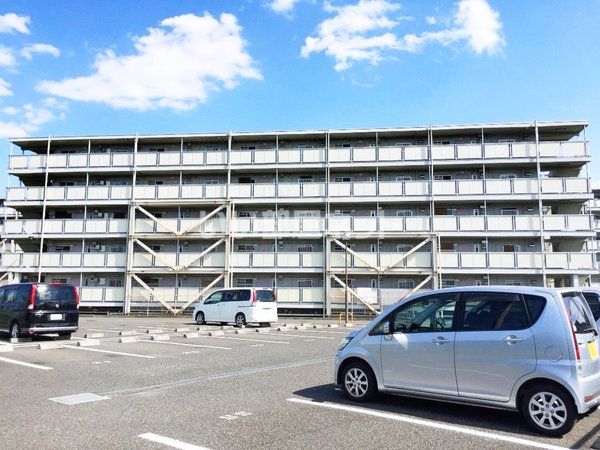 八王子市小比企町のマンションの建物外観