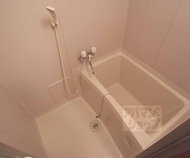 バス・シャワールーム　バスルームです。