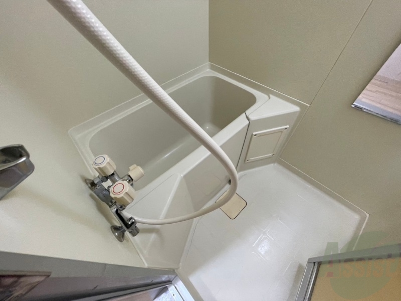 バス・シャワールーム　ユニットバスです。疲れを癒すのに欠かせませんね！