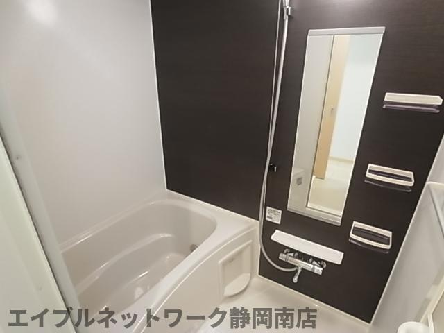 バス・シャワールーム　コンパクトで使いやすいお風呂です