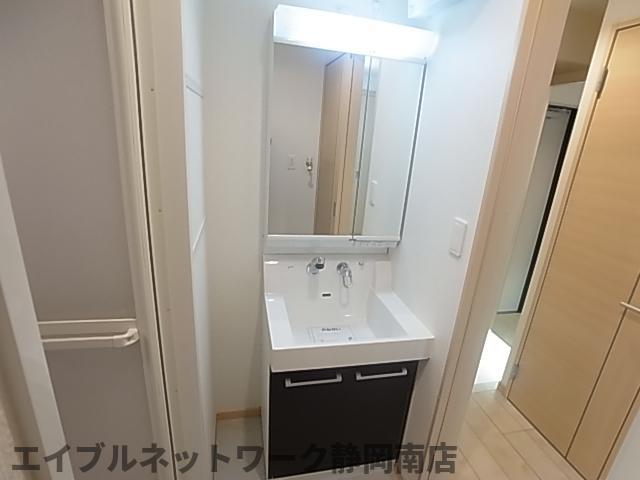 洗面設備　ゆったりとスペースのある洗面所