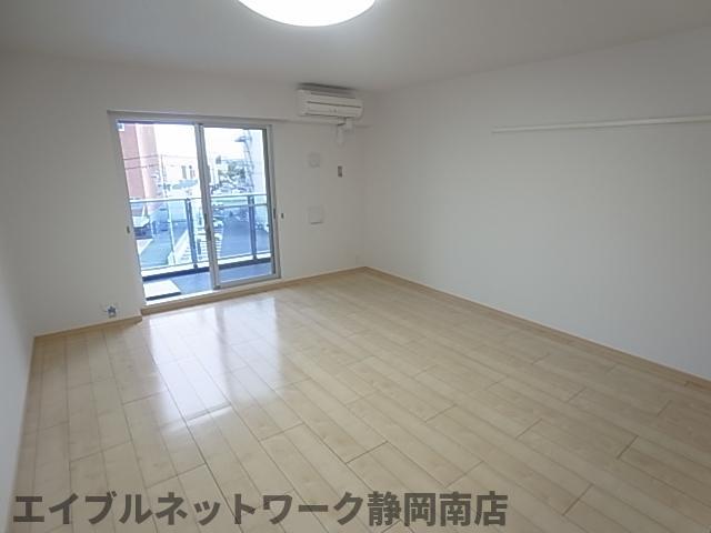 居室・リビング　こちらの居間で趣味の時間をお楽しみください