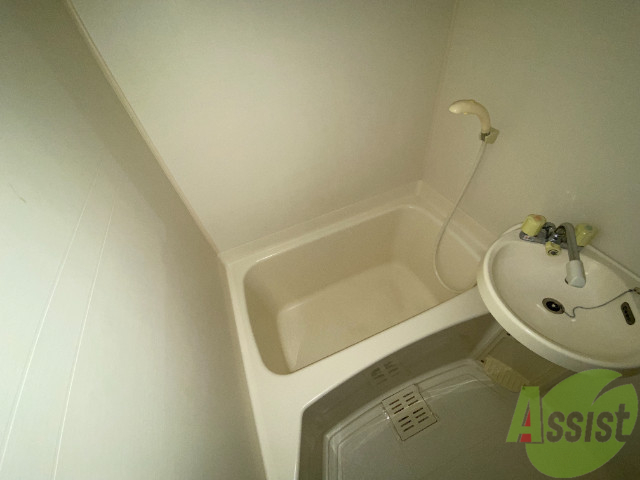 バス・シャワールーム　お風呂はトイレと別になっているので、落ち着きそうですね。