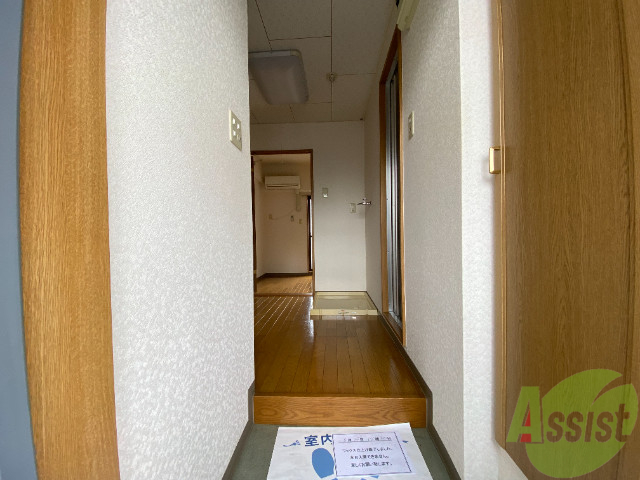 玄関　玄関は敷居が低くなっているのでつまづく心配なし。