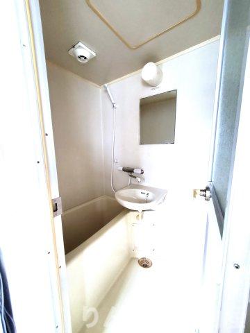 洗面設備　独立洗面台あり、毎朝おしゃれに忙しい女性の方におすすめです