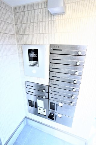 エントランス　オートロック完備で安心ですね♪宅配ボックスも付いてますよ