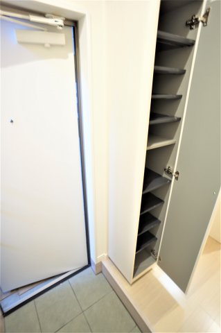 玄関　玄関にはシューズボックスがあり広く使えますよ