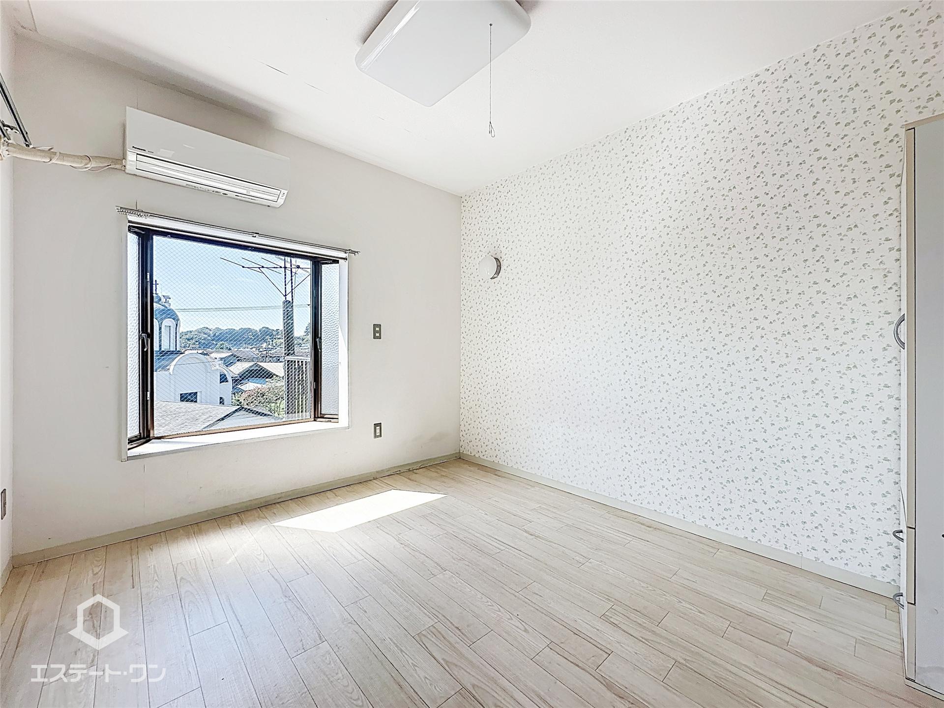 居室・リビング　出窓のある室内♪