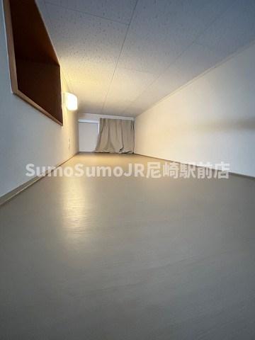 その他部屋・スペース　落ち着いた色調の寝室です