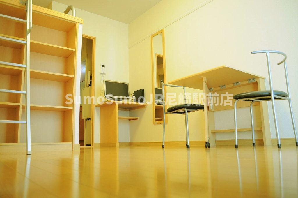 その他　落ち着いた色調の洋室です