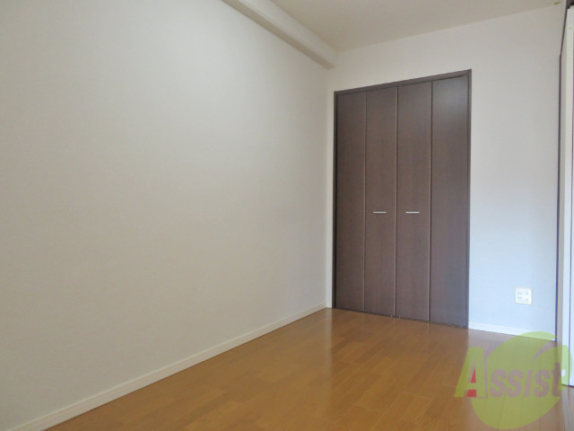 その他部屋・スペース　こちら洋室となっています。こちらに寝室はいかがでしょうか。