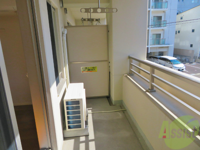 バルコニー　幅があり広めの印象でした。のびのびと作業が出来そうです。