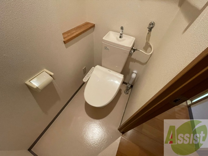 トイレ　ウォシュレット機能がついたトイレです。安心して使用できます。