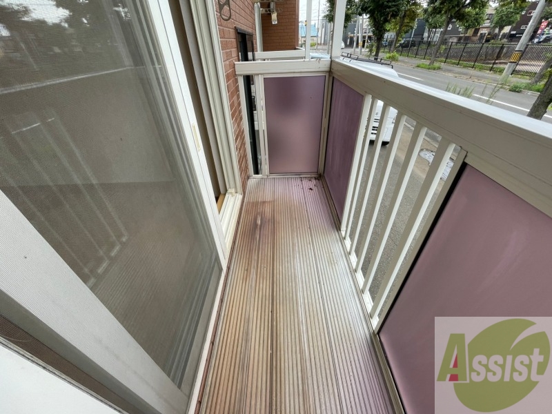 バルコニー　こちらはバルコニー。洗濯物が干せるようになっています。