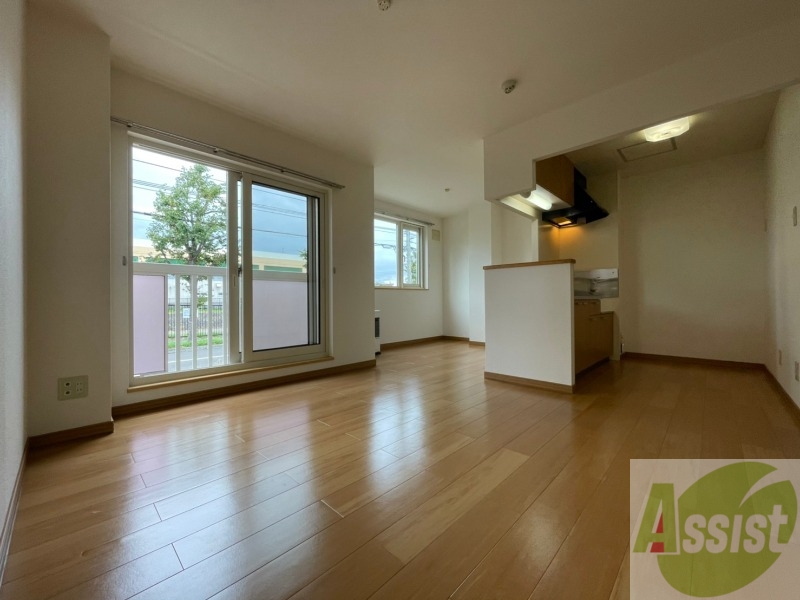 居室・リビング　１２．７帖のＬＤＫ。引き戸を開けると解放感があります。