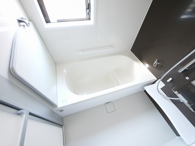 バス・シャワールーム　落ち着いた空間のお風呂です