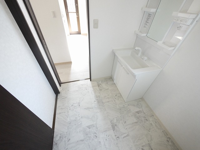 洗面設備　コンパクトで使いやすい洗面所