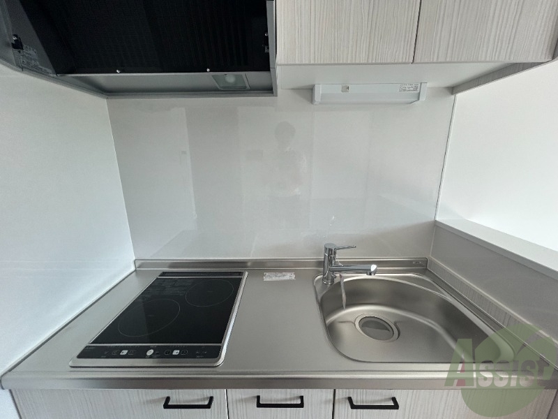 キッチン　２口のＩＨコンロが設置済みのシステムキッチンです。