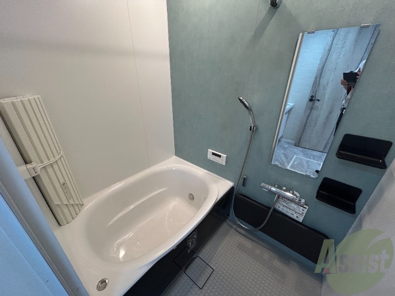 バス・シャワールーム　浴室には浴室乾燥機能がついてあり、追い焚きも使えます。