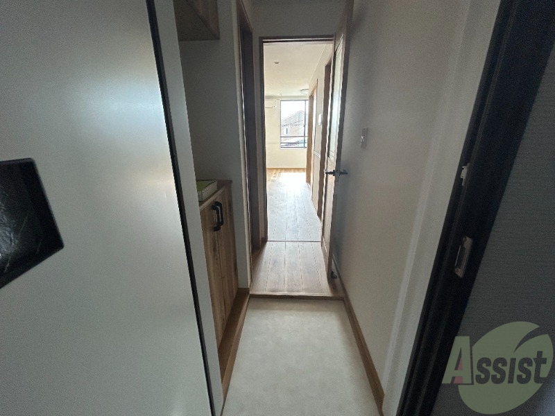 玄関　玄関です。ステップが小さいのでつまづく心配はなさそうですね。