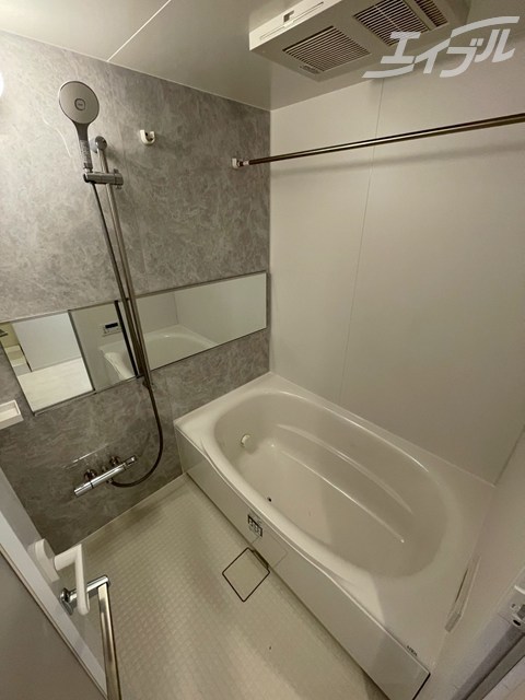 バス・シャワールーム　清潔感のあるバスルームです