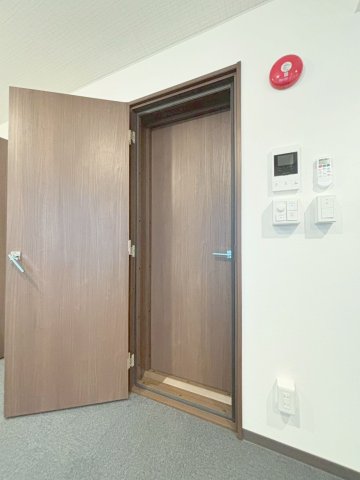 その他部屋・スペース　防音扉を採用でリビングと防音室との音（音楽）も低減してくれて