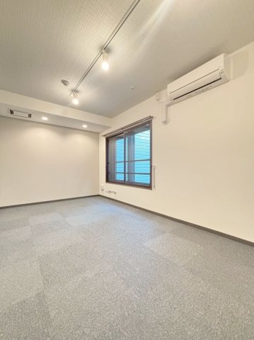 居室・リビング　防音室は防音床、防音壁、防音天井となっており、まさに楽器を演