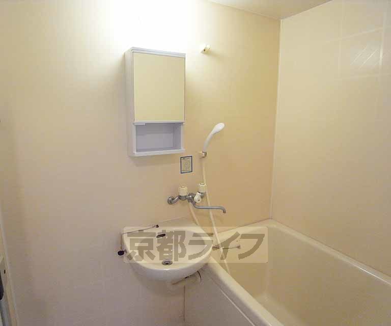 洗面設備　明るい洗面所です