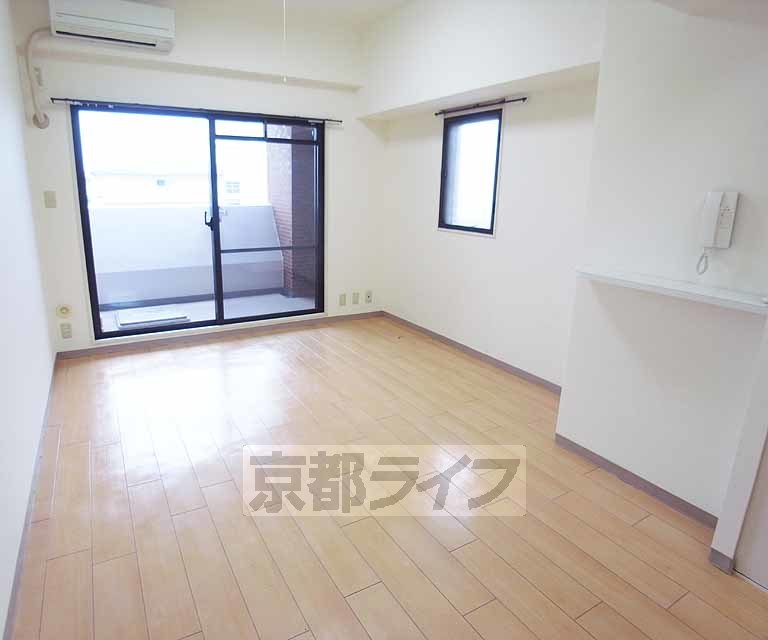 居室・リビング　広めのお部屋です。リノベーション済！