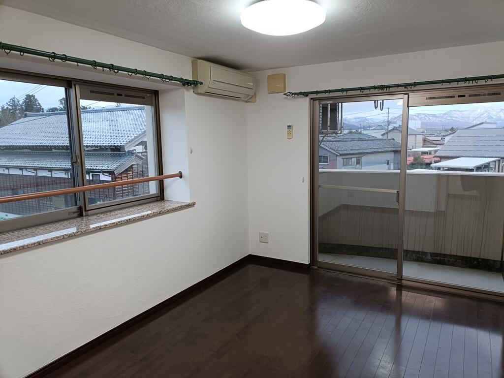 居室・リビング　角部屋なので日当たり良好