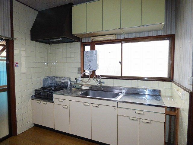 ＪＲ山陽本線 福山駅 バス乗車時間：20分 最寄りバス停で下車 徒歩4分 2階建 築47年のキッチン写真