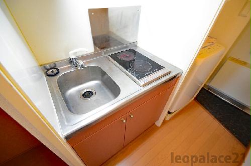 キッチン　お手入れしやすい電気コンロ付き。