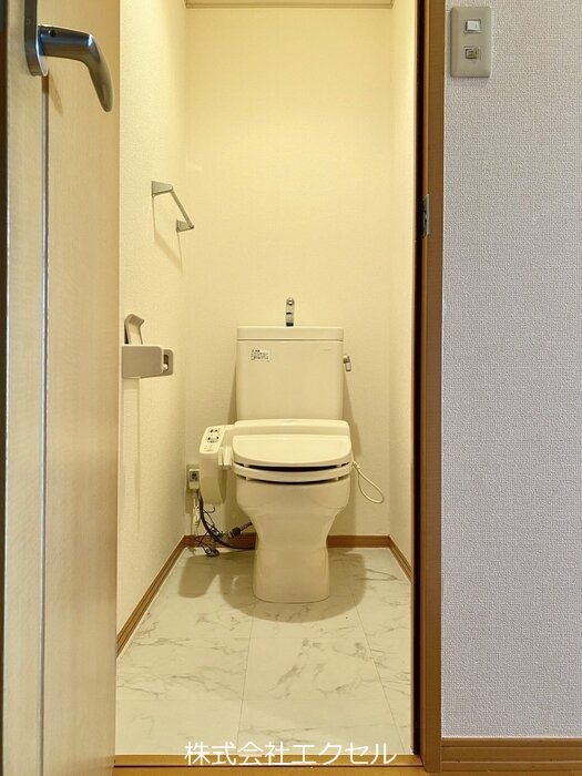 トイレ　温水洗浄便座です。