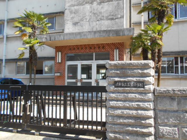 小学校　岐阜市立三里小学校（小学校）まで1766m