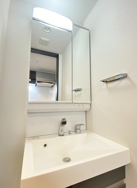 洗面設備　大きな鏡の洗面台