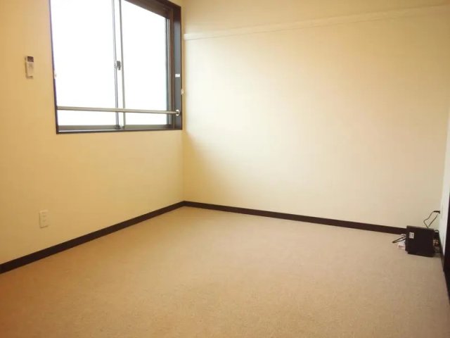 居室・リビング　同物件、別号室のものです。