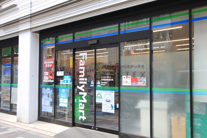 コンビニ　ファミリーマート湯島駅前店（コンビニ）まで157m